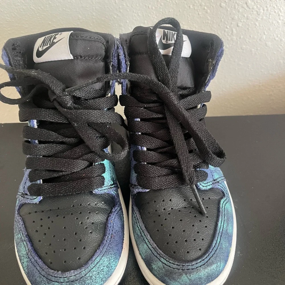 Nike Kids High-Top Sneakers in Teal Iridescent, Black & White
